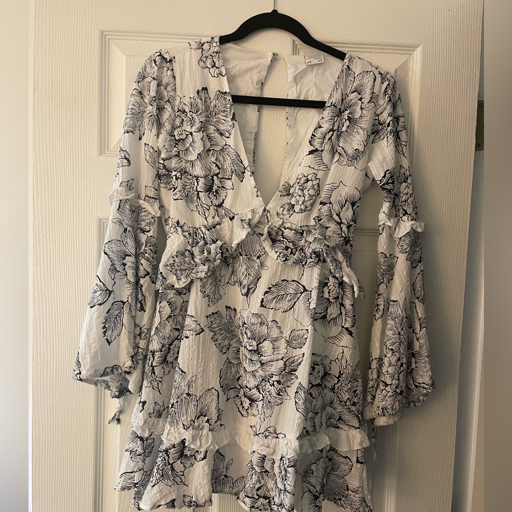 Selfie Leslie white and navy flower mini dress. Bell sleeves